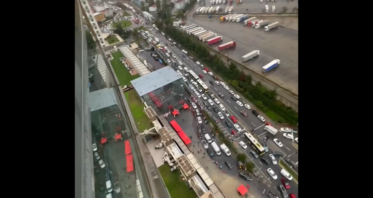 Dlytk Gün ağarmadan metrelerce sıra oldu: 60 bin kişi indirim kuyruğuna girdi ...