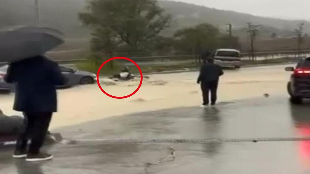 İstanbul'da yağmur suyuna kapılan motosikletliyi çevredekiler kurtardı