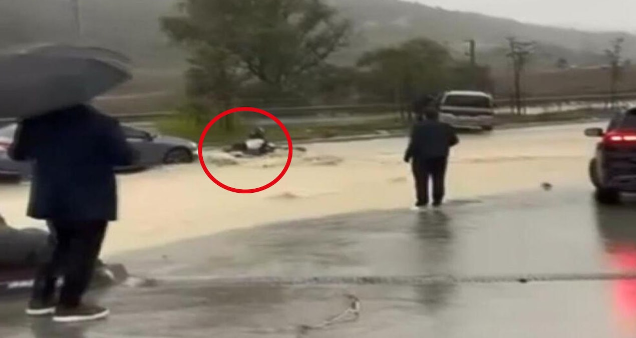 İstanbul'da yağmur suyuna kapılan motosiklet sürücüsünü vatandaşlar kurtardı