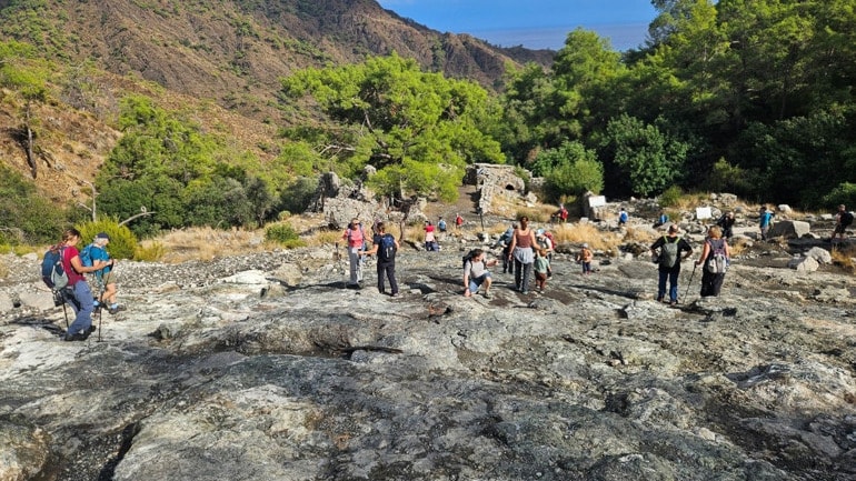 Antalya'da kayaların arasından yükselen bazı alevler gizemli şekilde sönmeye başladı