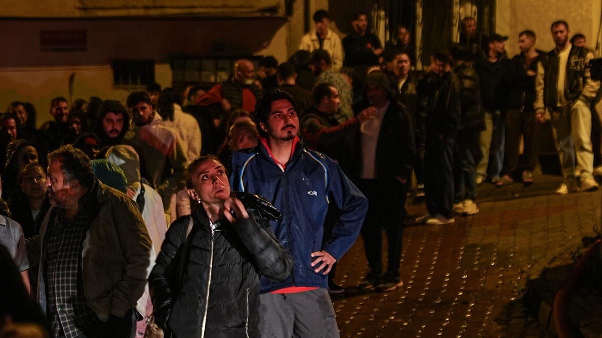 Kağıthane'de korkutan yangın! Mahalleli sokağa döküldü