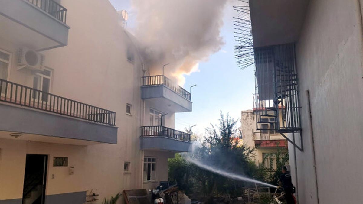 Evde çıkan yangında mahsur kalan kediyi balkona tırmanıp kurtardı