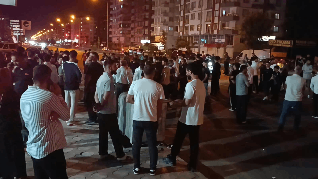 Batman’da yaya geçidinde dehşet: Otomobil 2 kişiye çarptı, öfkeli mahalleli yolu trafiğe kapattı!