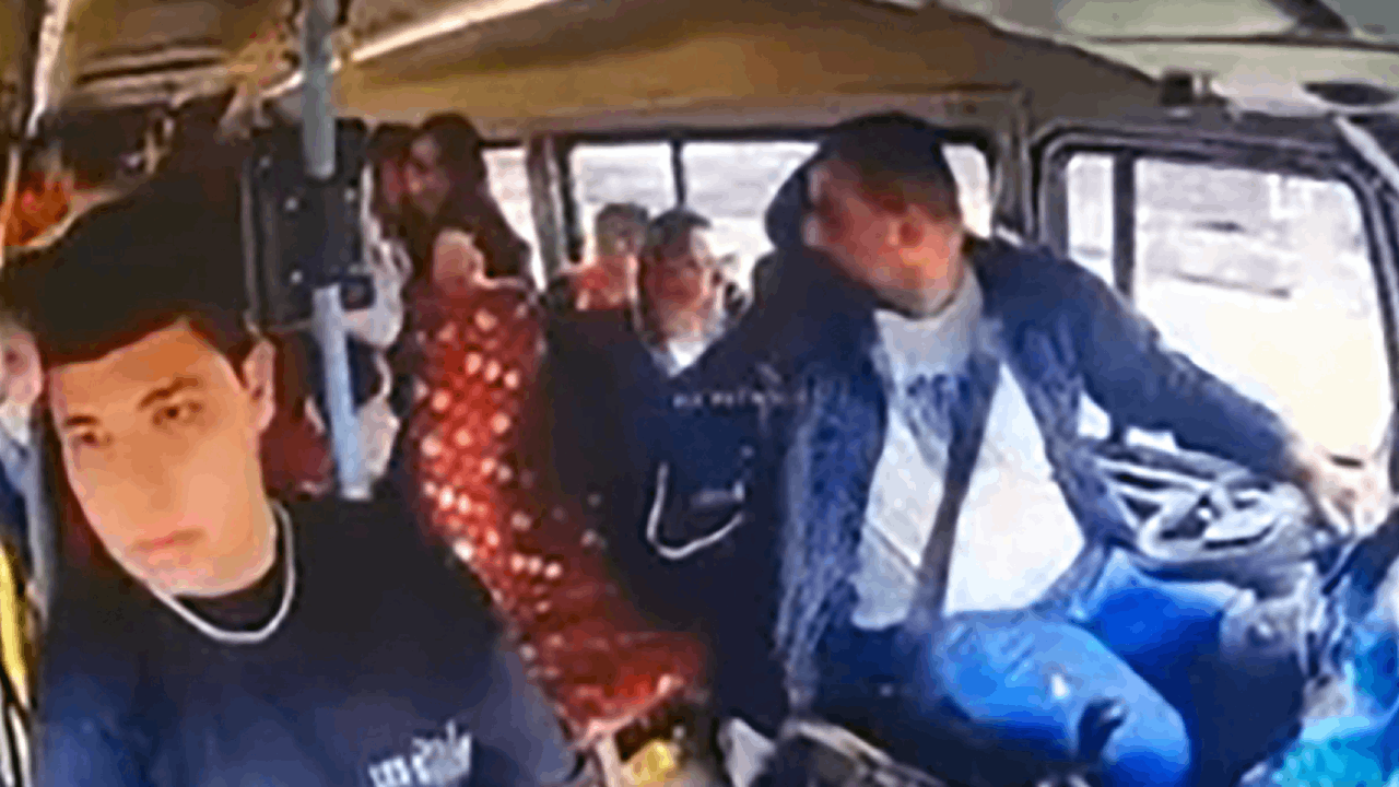 Adana’da dikkatsizlik kazayla bitti: Sürücü yolcularla konuşurken öndeki dolmuşa çarptı!