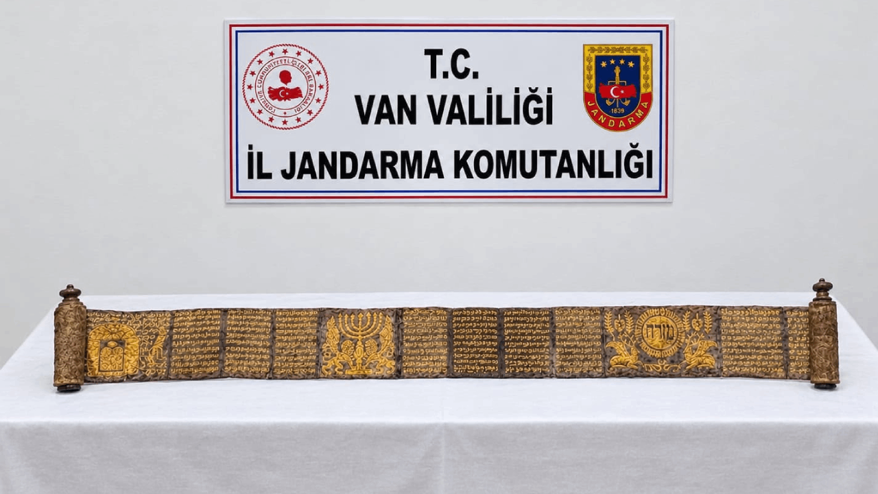 Van’da tarihi eser operasyonu: Altın yaldızlı, Davut Yıldızlı 3 metrelik Tevrat ele geçirildi!