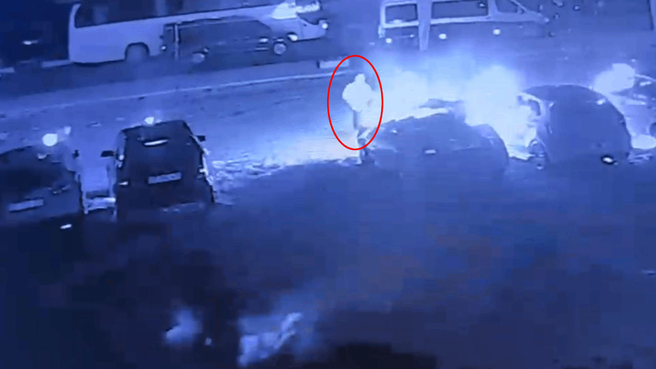 Elinde benzin bidonuyla geldi, galeriye ait 6 otomobili yaktı