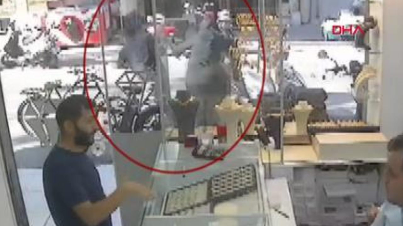 Çantasını alıp kaçan şüphelinin peşinden koştu