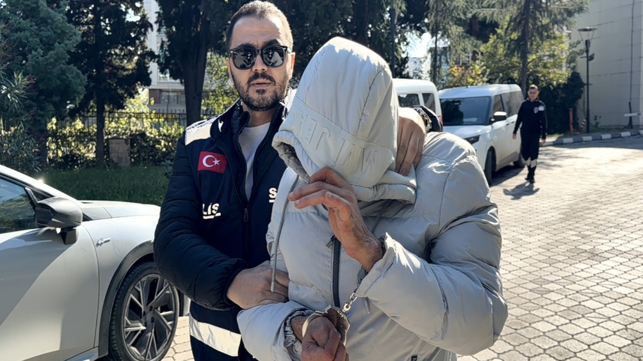 Kıskançlık krizine girip eşini bıçakladı