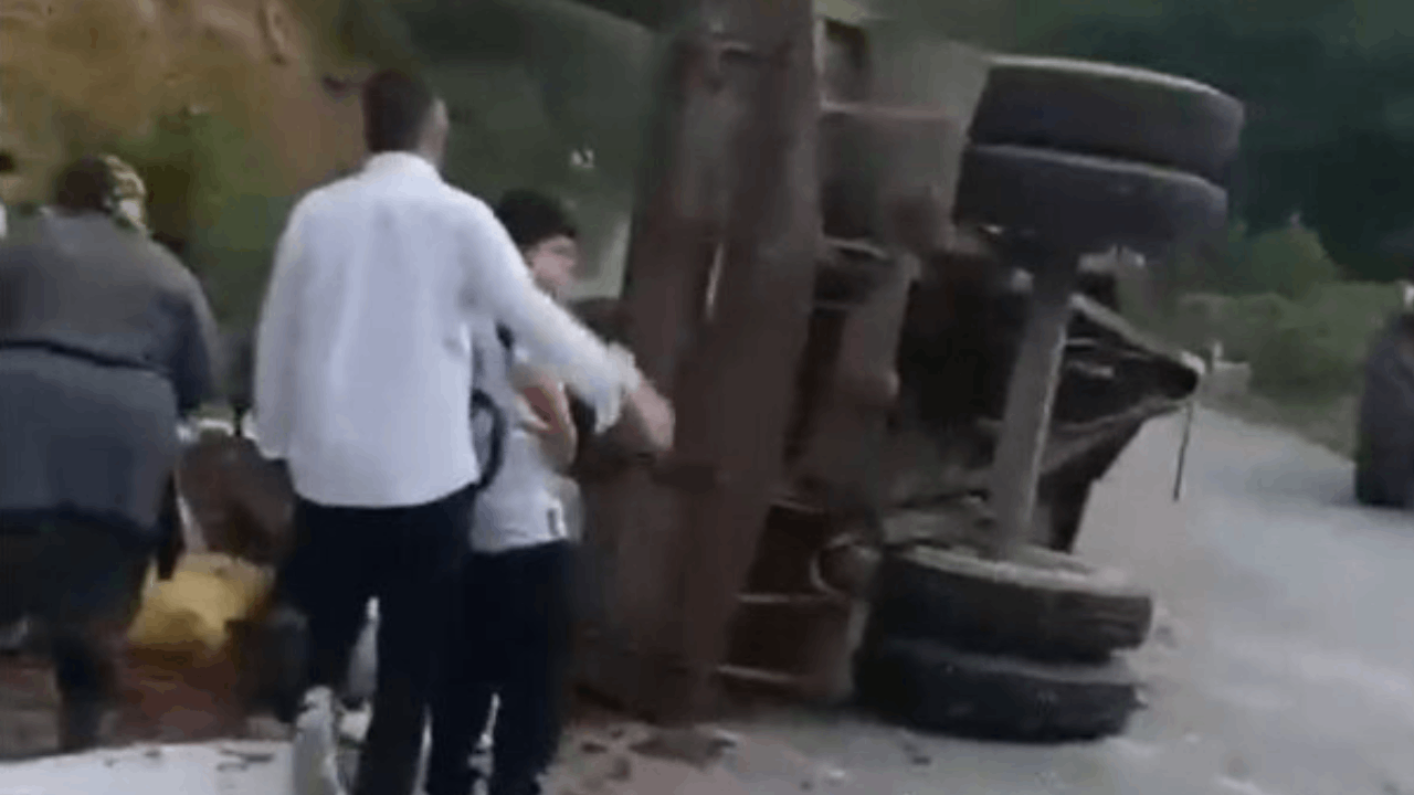 Akşam saatlerinde korkutan kaza: Römork devrildi, 11 kişi hastaneye kaldırıldı!
