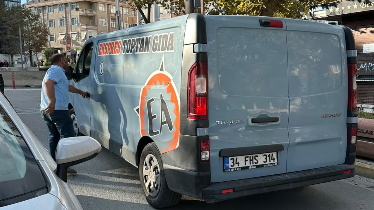 Ters yönden giden sürücü, kendisini uyaran esnafa saldırdı