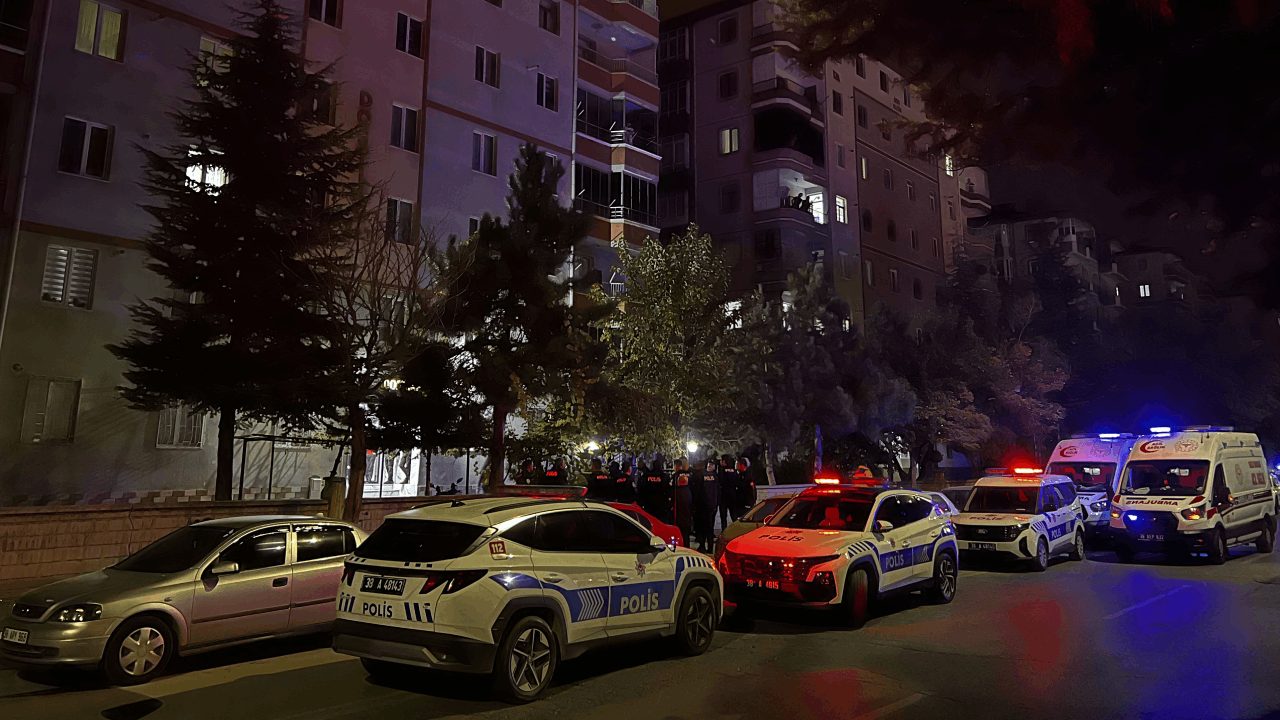 Tartıştığı babasını bıçakla öldürüp, intihara kalkıştı
