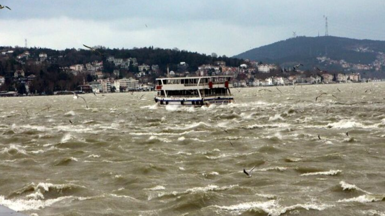 İstanbul Boğazı'nın rengi kahverengiye döndü!
