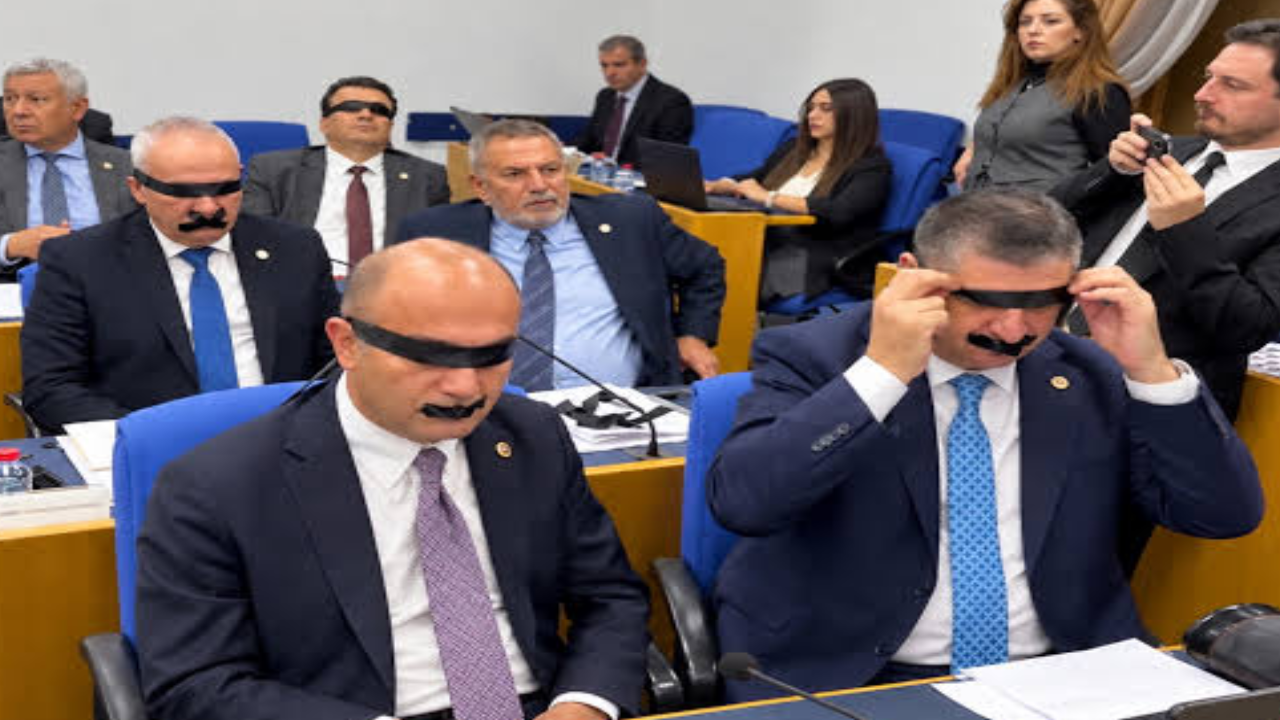 YENİ Parti vekilleri Halk TV'ye kayyum kararını siyah bantla protesto etti