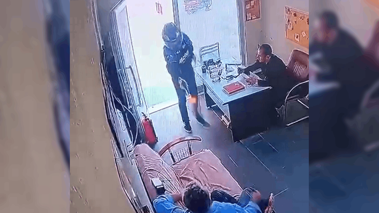 Akaryakıt istasyonunda silahlı dehşet: Motosikletle gelip yazıhanedekilere kurşun yağdırdı!