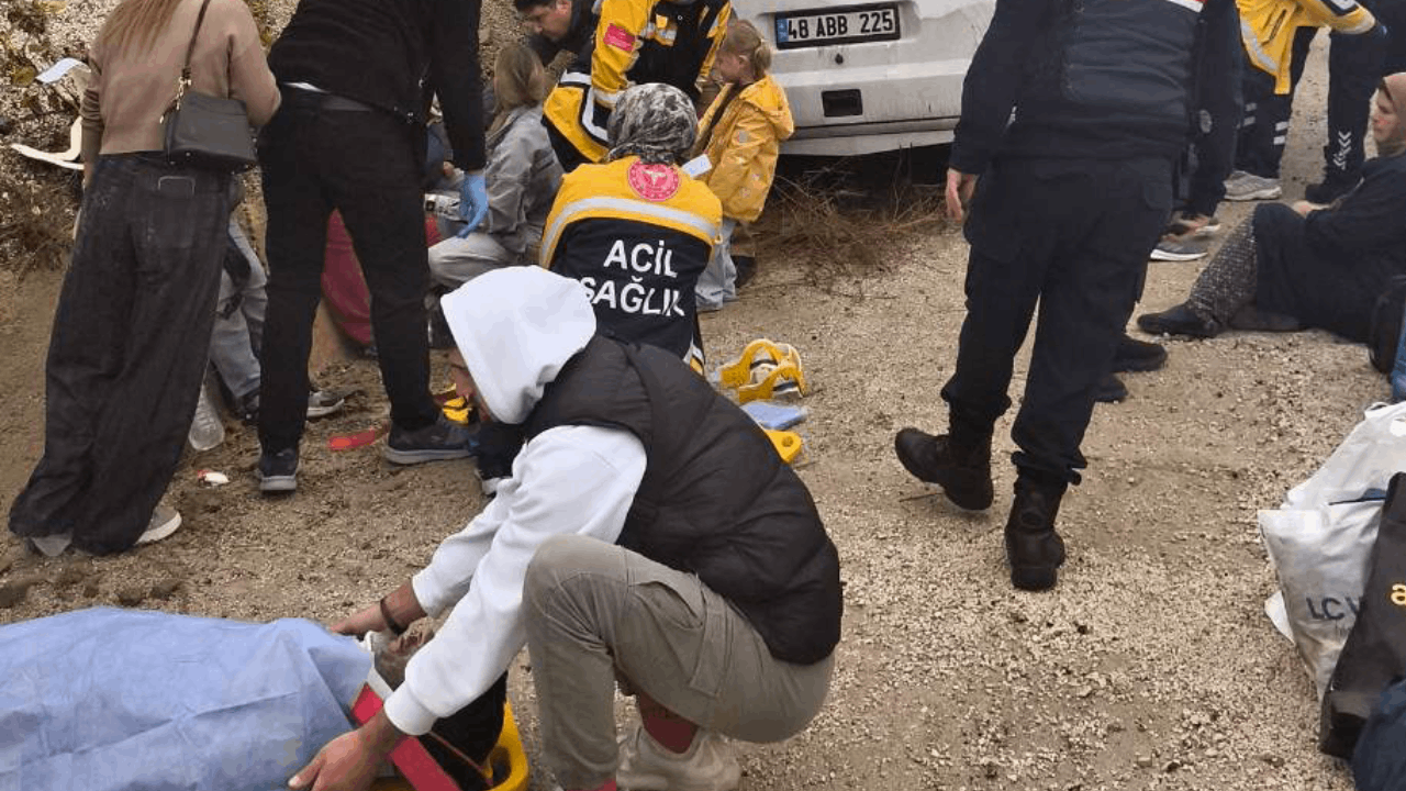 Antalya'da yolcu midibüsü şarampole uçtu: 9 yaralı