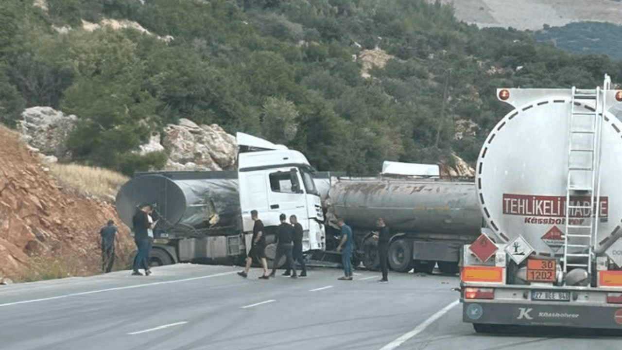 Tankerler çarpıştı; tonlarca akaryakıt yola saçıldı