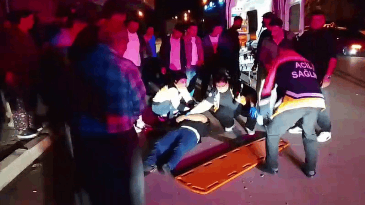 Adana'da kontrolden çıkan otomobil park halindeki kamyonete çarptı! 2 yaralı