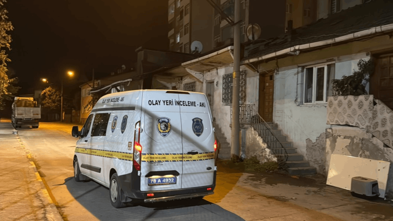 Karabük’te kıskançlık kavgası kanlı bitti: Mutfaktan aldığı iki ekmek bıçağıyla dehşet saçtı!
