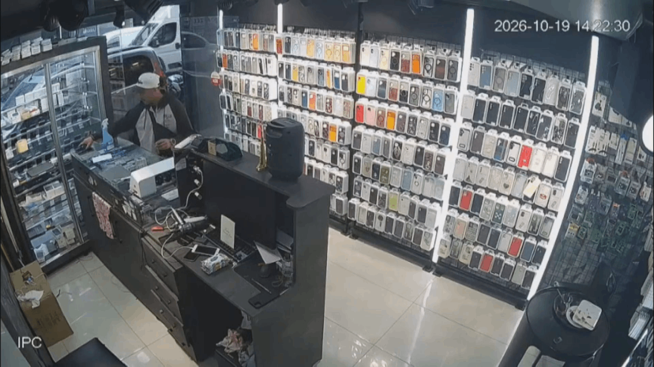 Dükkanı boş gören hırsız, telefonları alıp kayıplara karıştı