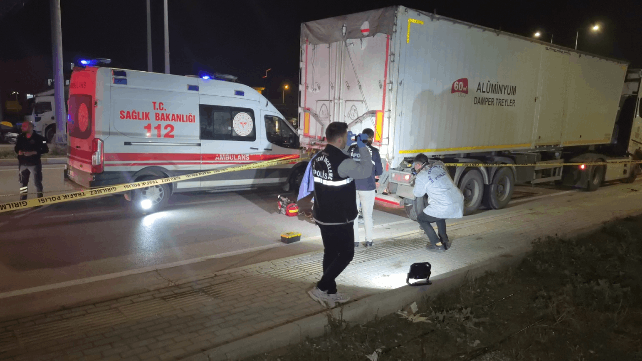 Emniyet şeridindeki TIR'a çarpan sürücü kurtarılamadı!