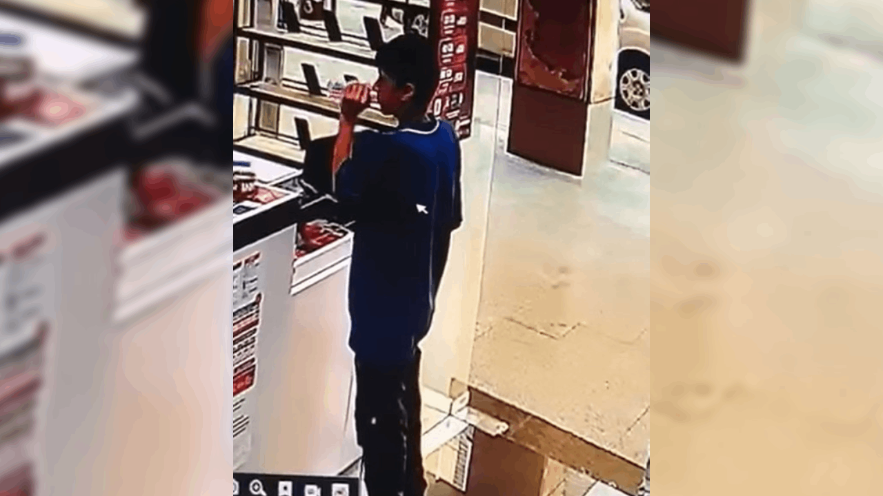 Elinde gazozla mağazaya girdi, 40 bin liralık telefonu çalıp yudumlayarak kaçtı!