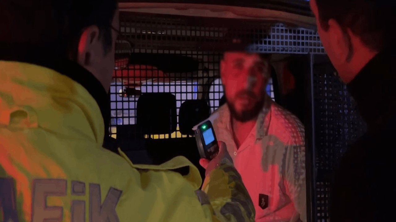 Bursa'da polisi görünce kaçtı, lambaya çarptı, 420 bin TL ceza yedi!