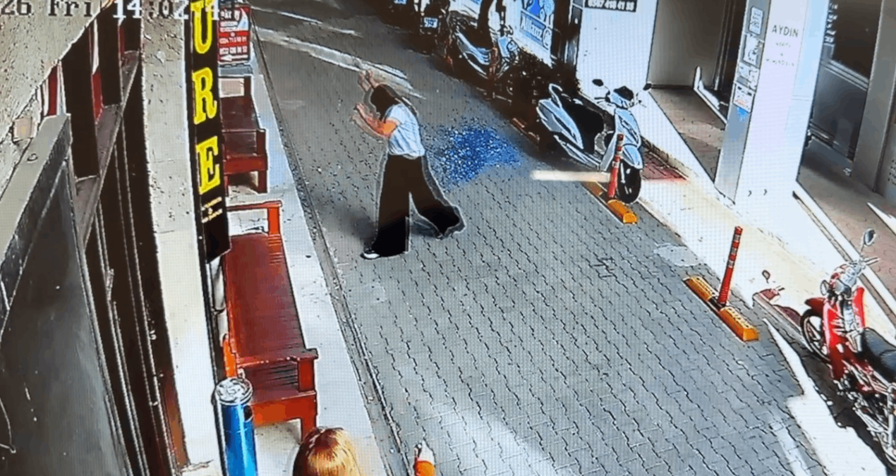 Silifke'de iş hanının camı kadının yanına düştü, yara almadan kurtuldu
