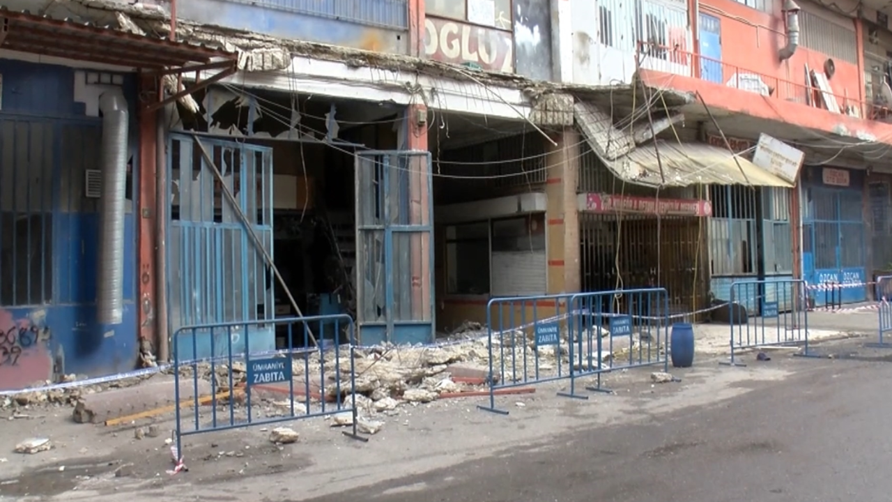 Ümraniye'de iş yerinin balkonu çöktü: 3 kişi yaralandı