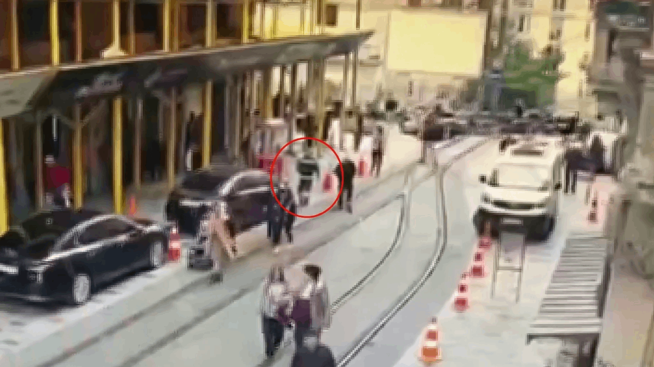 Taksim'de uyuşturucu verirken yakalandı, adresi fatura ele verdi!