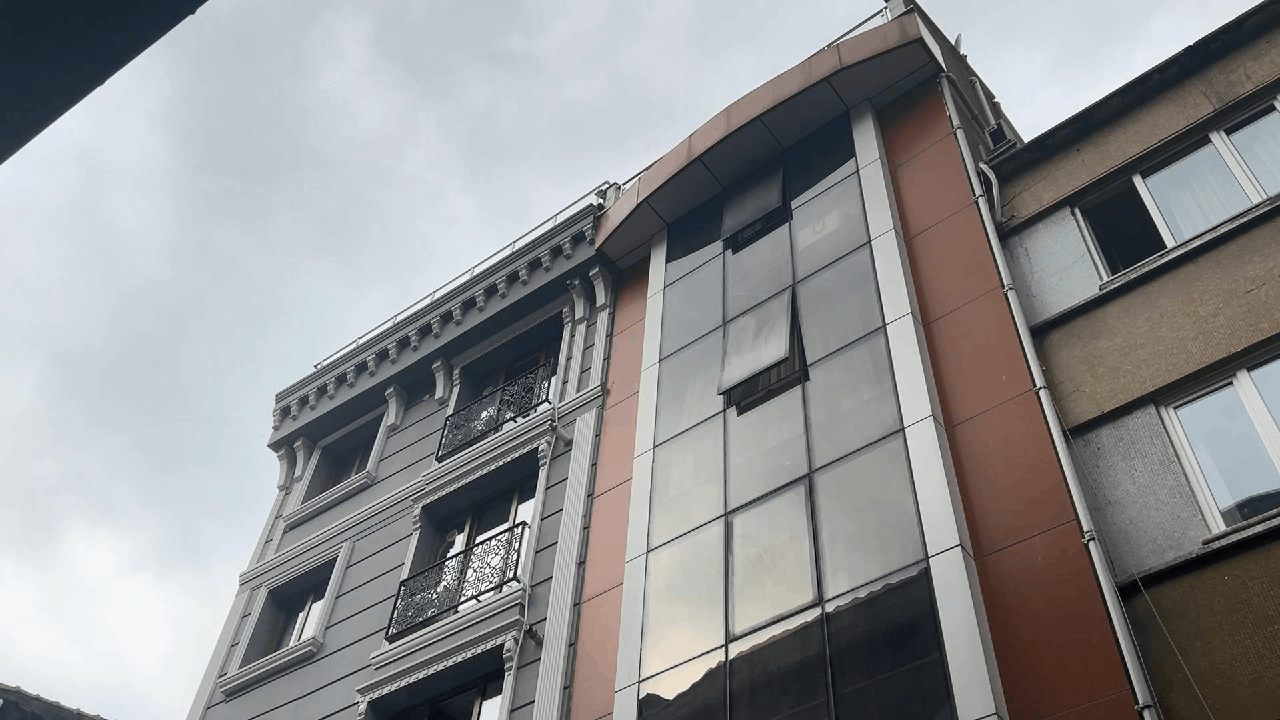 İstanbul'da esrarengiz ölüm! Genç kadın yarı çıplak halde beton zemine çakıldı
