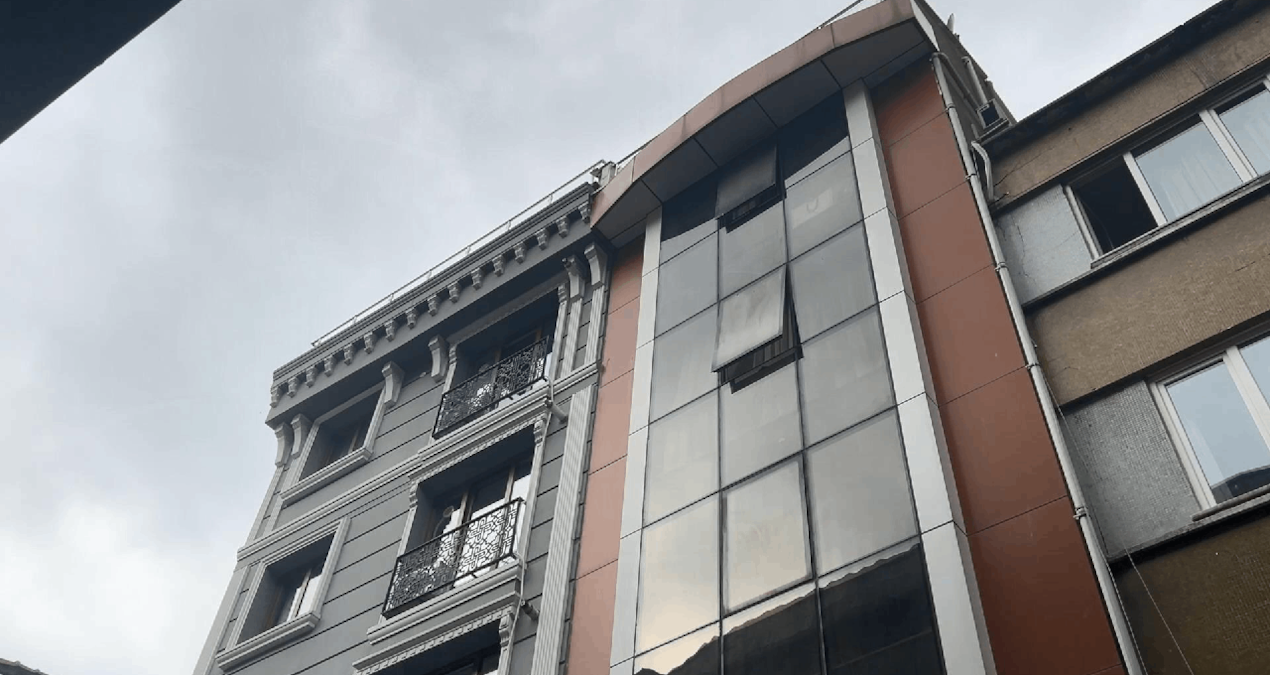 İstanbul'da esrarengiz ölüm! Genç kadın yarı çıplak halde beton zemine çakıldı