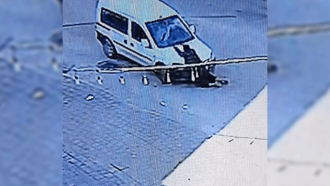 İyilik yapmak istedi, arabasından oldu: Yerde yatan şahsı görünce durdu, direksiyonu kaptırdı!