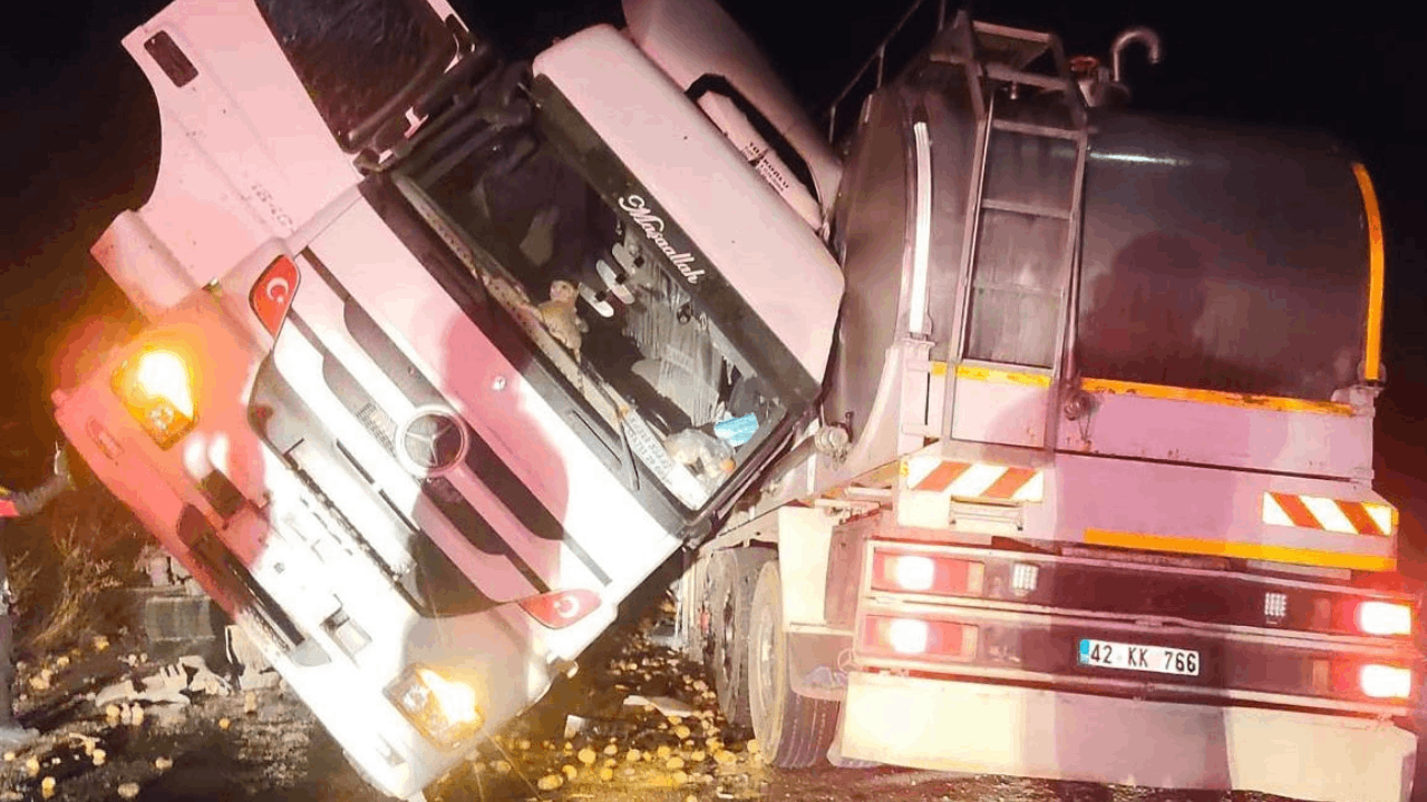 Süt tankeri patates yüklü TIR'a çarptı, kabinde sıkışan şoför can verdi!