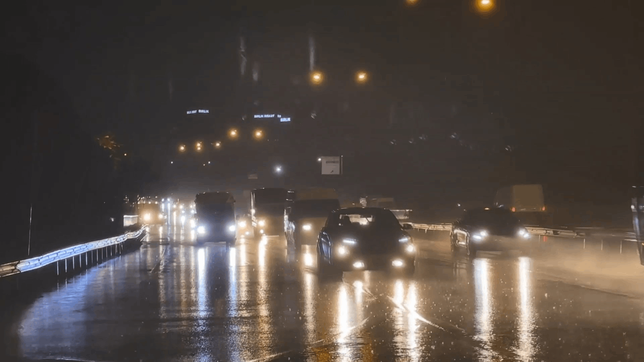 İstanbul'u sağanak vurdu! Yollar yine göle döndü