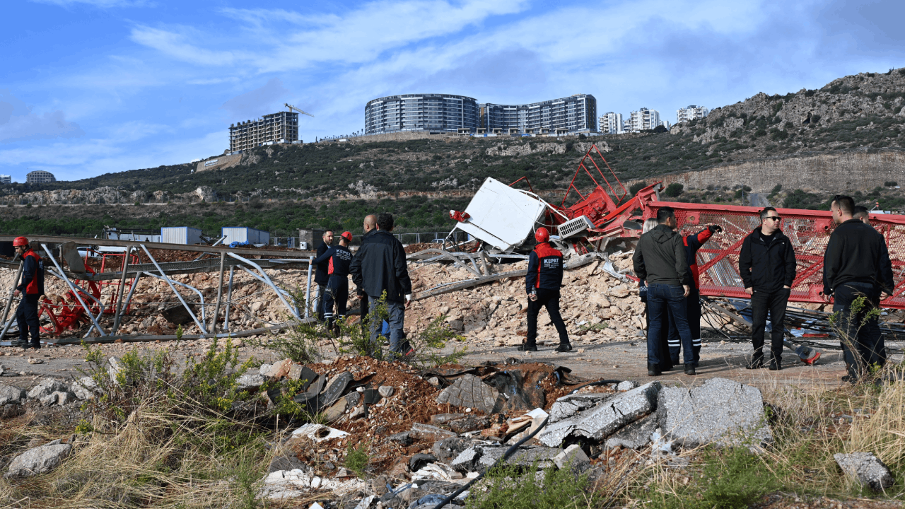 Antalya'daki hortum faciasında kahreden detay... Ölüm işçileri derbiyi izlerken yakalamış