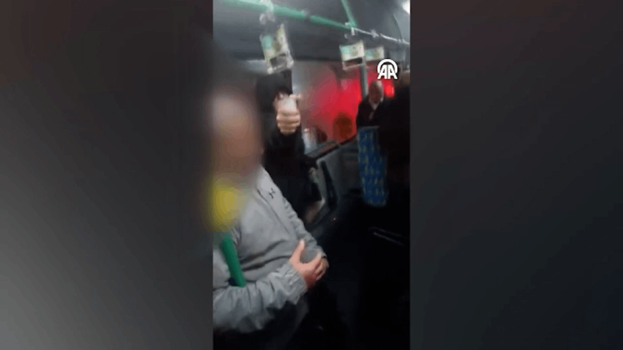 Kadıköy'de otobüste dehşet anları: Kadına vurdu, ardından otobüsün içine biber gazı sıktı!