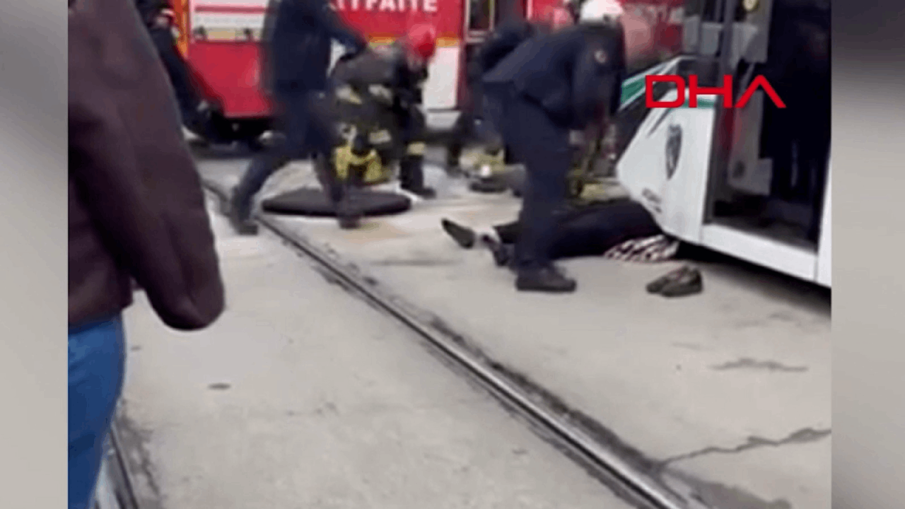Karşıya geçmek isteyen 2 kadın tramvayın altına kaldı!