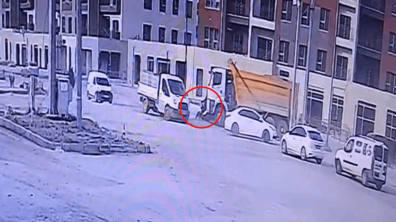 Hatay'da feci kaza saniye saniye kamerada: Hafriyat kamyonu çarptı, yola savrulup can verdi!