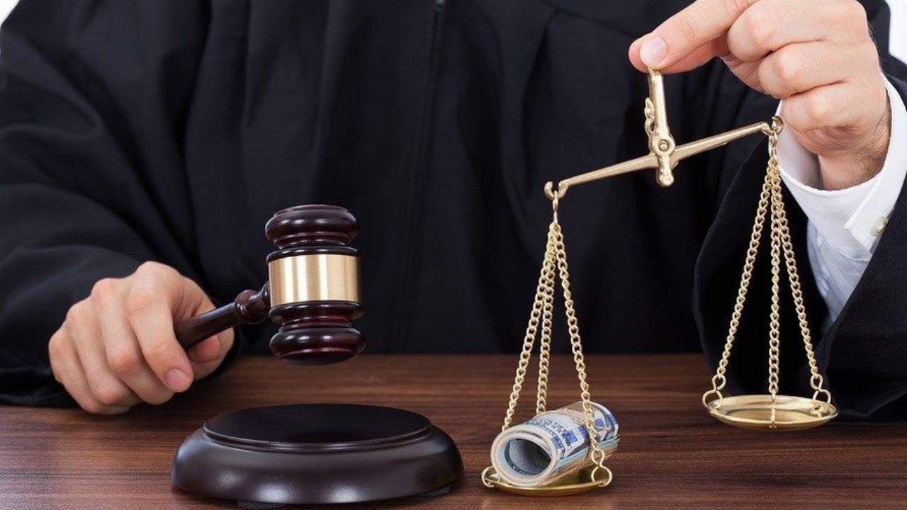 15 yaşındaki kız çalıştığı yeri tazminata boğdu