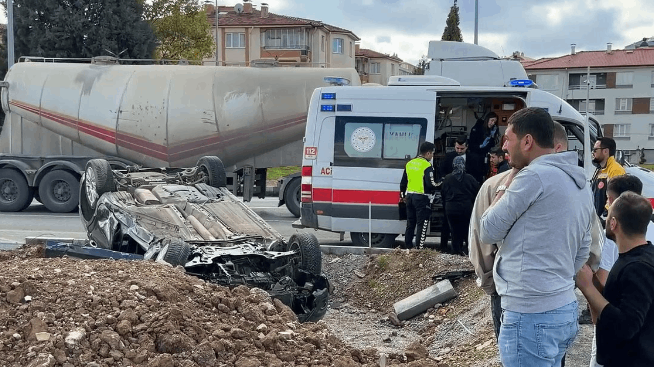 Refüje çarpıp takla attı, mucize eseri sağ kurtuldu: Olay yerine koşan annesi gözyaşlarına boğuldu!