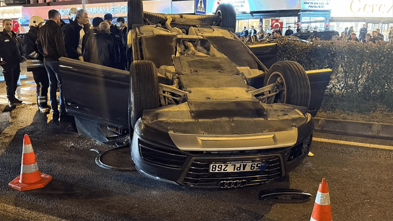 Park halindeki 3 araca çarparak takla attı: Çorlu'da gece yarısı korkutan kaza!