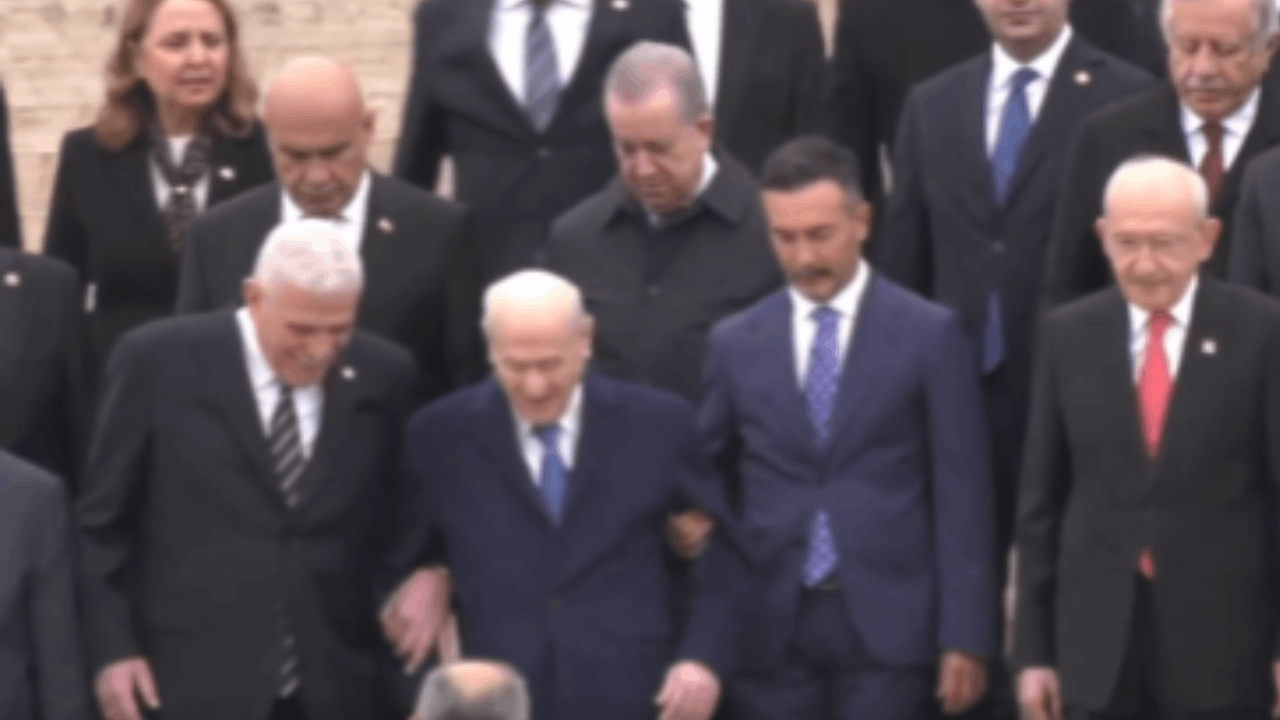 Bahçeli ve Dervişoğlu merdivenlerden kol kola indi