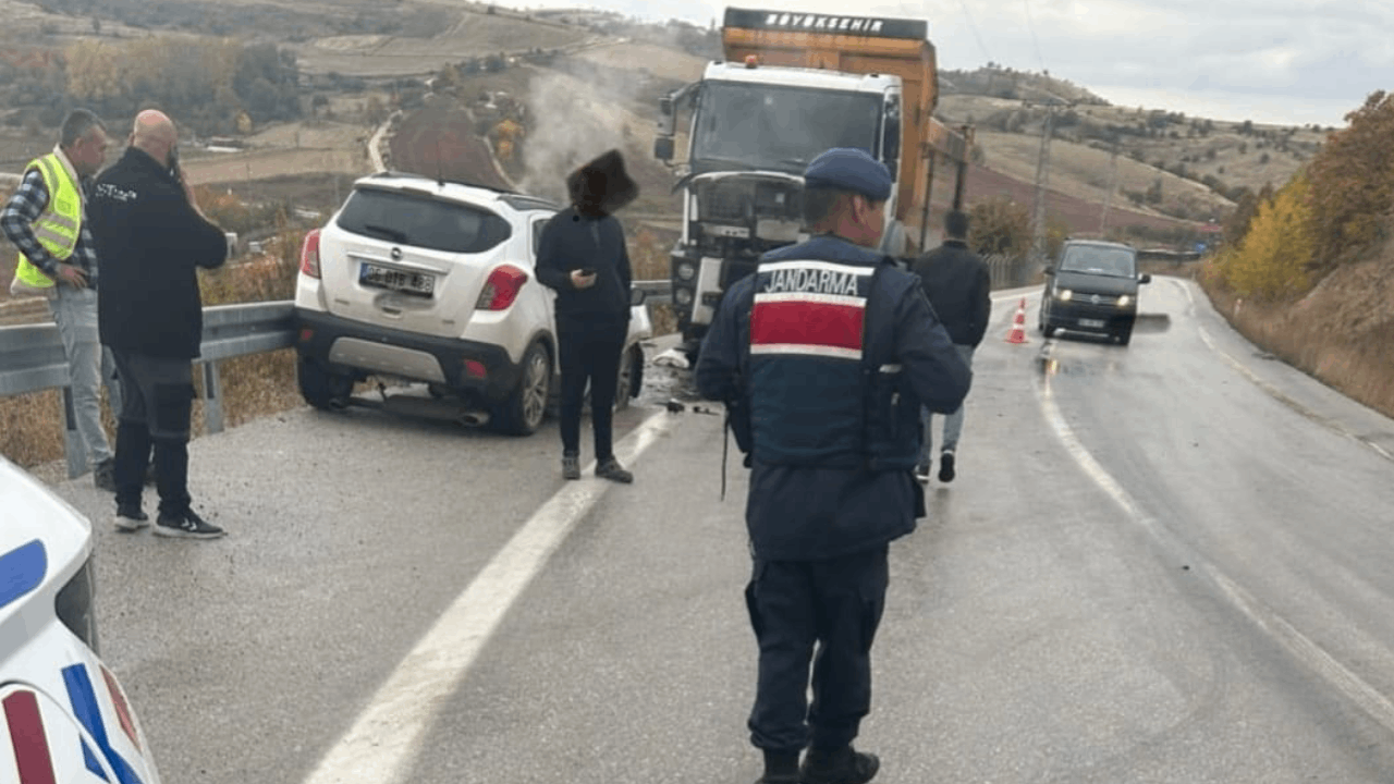Yola dökülen akaryakıt faciaya yol açtı: Kamyonla kafa kafaya çarpışan sürücü hayatını kaybetti!