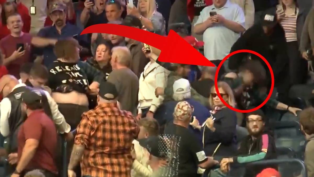Trump kürsüden izledi: Destekçileri tişörtünde 'Epstein belgelerini yayınla' yazan protestocuyu dövdü