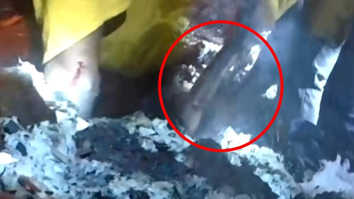 4 yaşındaki çocuğu kurtarmak için yanmış enkazı çıplak elleriyle kazdı