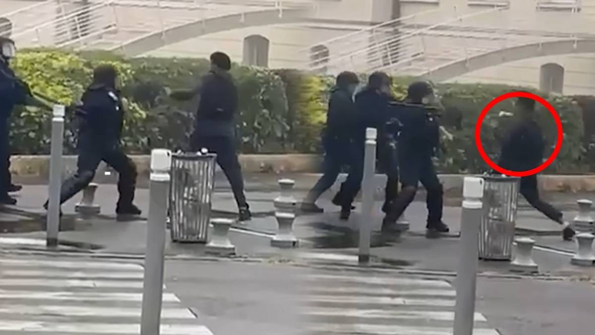 Fransız polisinin suratına biber gazı kapsülü ateşlediği gencin çenesi paramparça