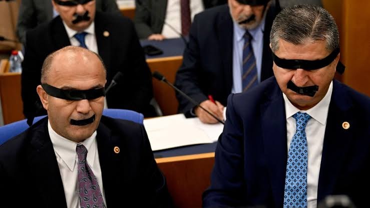Muhalefetin gösterisine tepki yağıyor: Böyle savunacaksınız hiç savunmayın