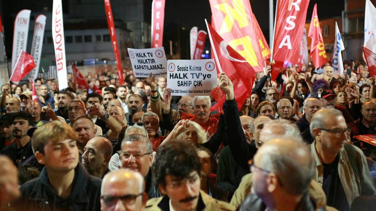 Halk TV önünde yoğun kalabalık! Özgür Özel halka seslendi