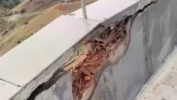 Yıldırım isabet eden iki katlı bina hasar gördü