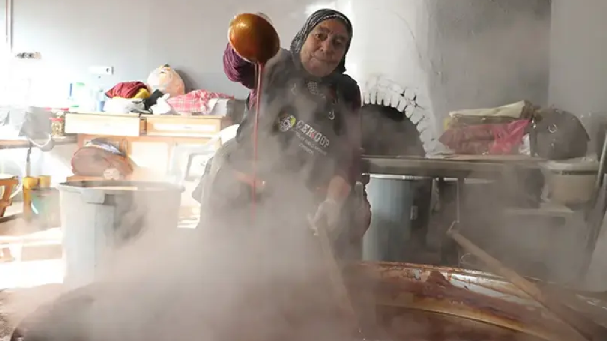 6 çeşitle yola çıktılar, şimdi 65 çeşit üretiyorlar: Dağlardan toplanıp odun ateşinde işleniyor
